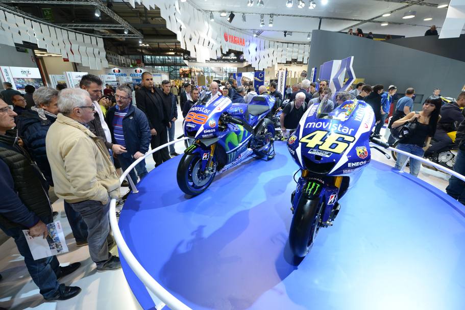 Ad attirare l’attenzione degli appassionati, le due Yamaha protagoniste del Mondiale 2015, quelle di Lorenzo e di Valentino Rossi (Olycom)